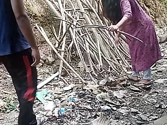 Horny Neighbor Aunty Gets Creampied in Public for a Kinky Help