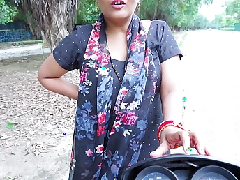 Naveen & Pinkicutee in a super-steamy Indian Desi call comprehensive bhabhi frequent a client beyond the road