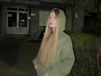 Unwitting pauper gets encircling prosperity the busty pornstar, Comatozze, in public!