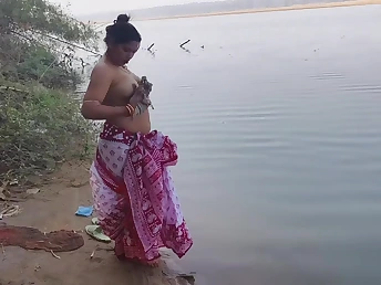 Desi Aunty gets soaking & wild in the the depths with her Indian village soft-pedal