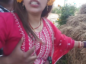 Desi Aunty's big tits & pussy get fingered in hot HD open-air action
