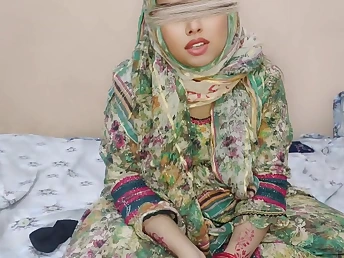 Molten Desi Hijabi Stepsister-Bhabi Ko Pail Diya gets a pearly surprise from their way hijab-wearing stepmom